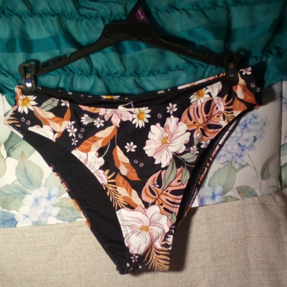 NWOT! Cupshe Floral Bikini Bottom